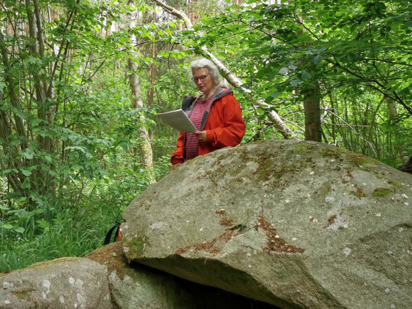 Foto der Autorin während einer Krimilesung beim Großsteingrab Liepen 8